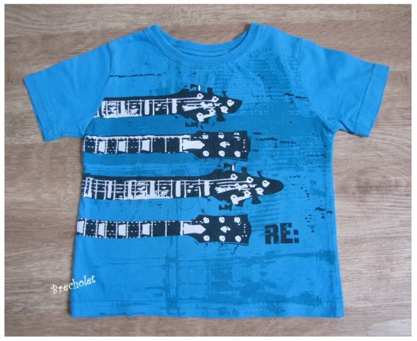 *** brechó *** Camiseta azul c/ detalhe guitarras